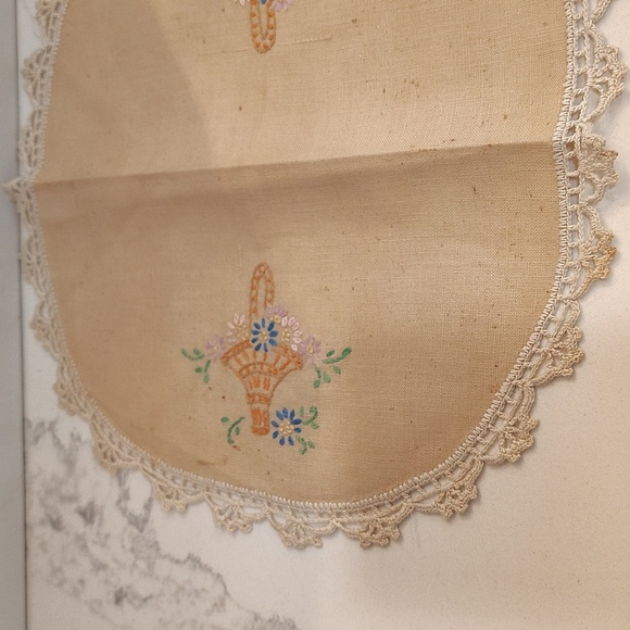 Vintage handmade crochet floral basket design doily 11" round - Picture 2 of 6